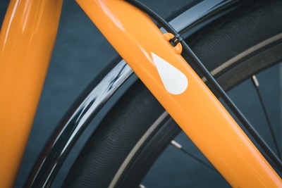 橙色和黑色的自行车车轮

